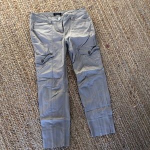 Cream cropped pants with cargo pockets